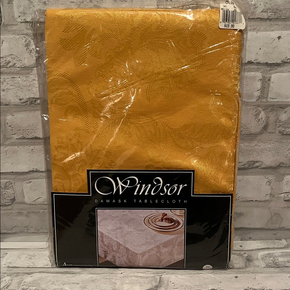 Vintage Windsor Luxurious Gold Damask Tablecloth cotton poly 70 in round linens